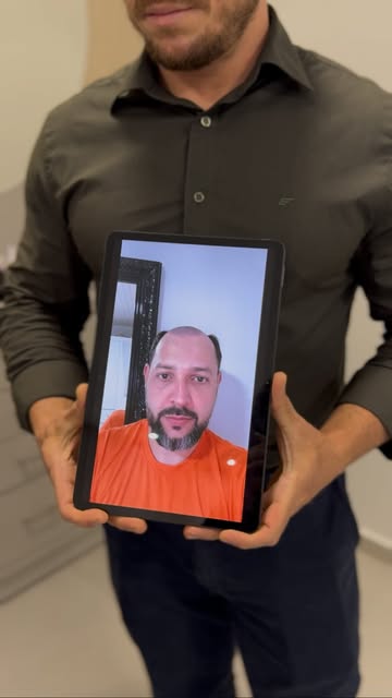 Profissional da GMEC apresentando uma história registrada em um tablet